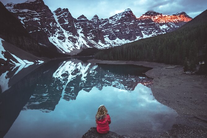Moraine Lake & Lake Louise Sunrise | Award-Winning Premium Tour - Fairmont Chateau Lake Louise: the quick iconic photo stop