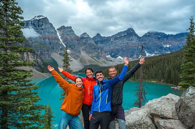 Moraine Lake Sunrise: Premium Tour from Canmore & Banff - The Rockpile stop: hot drinks, blankets, and the wait for sunrise
