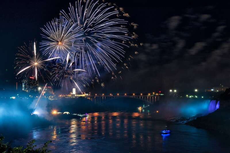Niagara Falls, Canada: Evening Fireworks Cruise - Onboard experience: music, Wi-Fi, and the cash bar