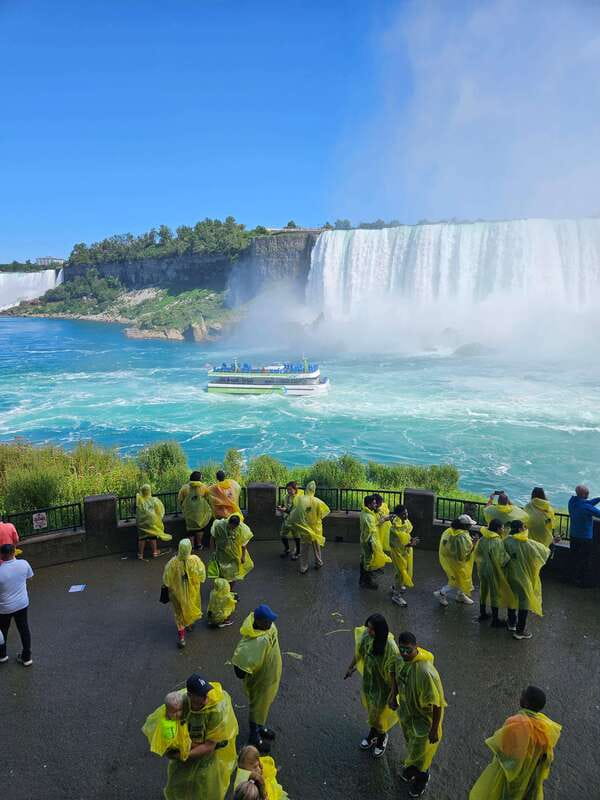 Niagara Falls: Canada with a Portuguese-speaking guide - Niagara Falls from the Canadian side, Table Rock views that actually help