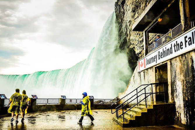 Niagara Falls Day and Evening Tour With Boat Cruise & Dinner (optional) - Winter Reality: When the Boat Changes the Whole Day