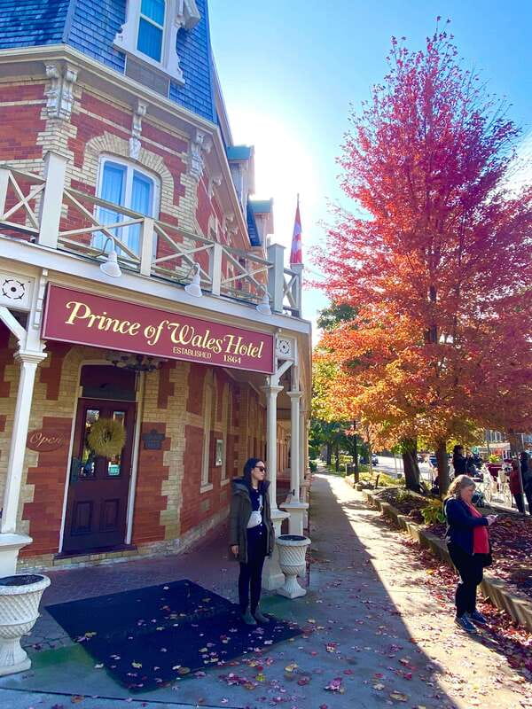 Niagara-on-the-Lake: Guided Walking Tour - Old Town Niagara-on-the-Lake: Queen Street, Courthouse, Cenotaph, and More
