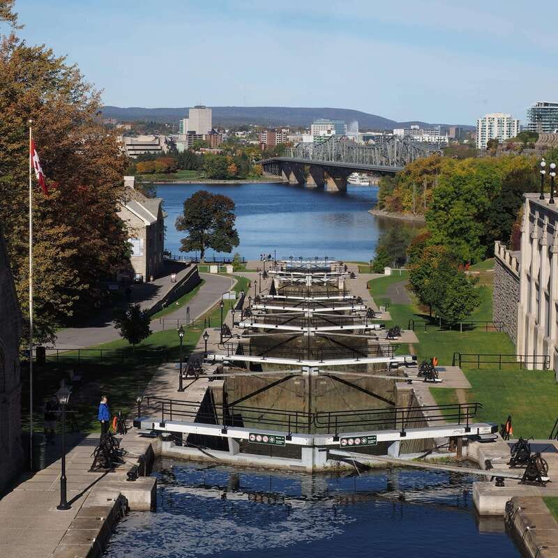 Ottawa: Walking Tour in the Heart of the Capital - Route rhythm in a 2.5-hour loop, with museums and hotel architecture