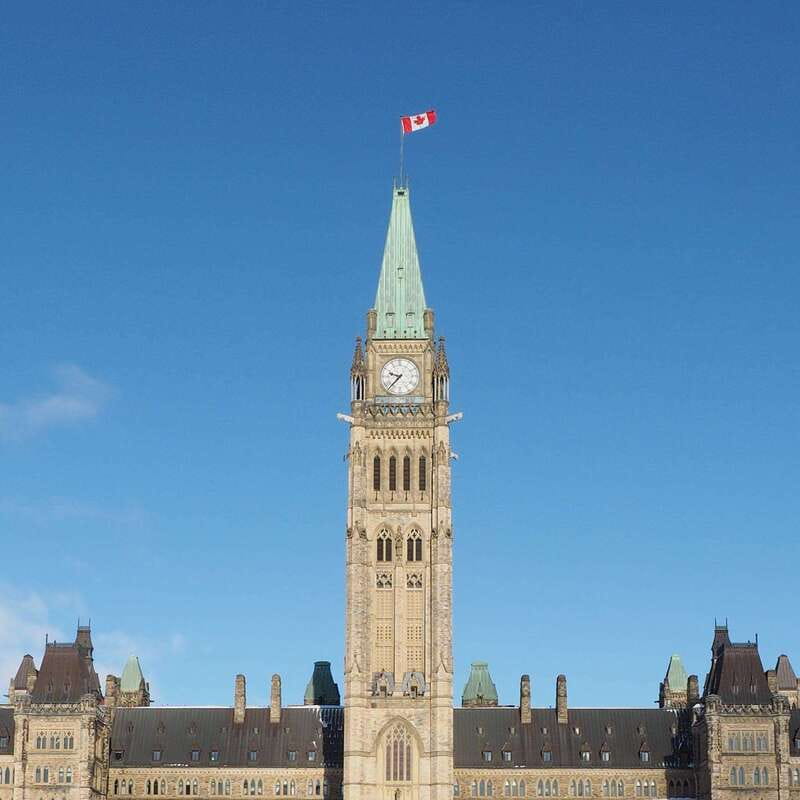 Ottawa: Walking Tour in the Heart of the Capital - Taf’s storytelling approach, from photo stops to real conversation