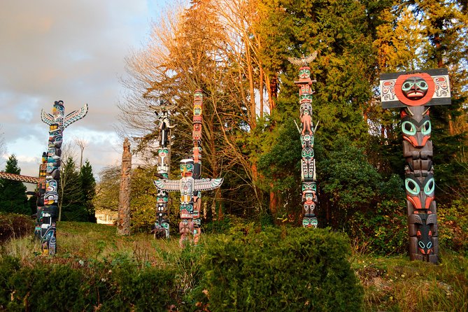 Photography & Hiking in Nature - Stanley Park icons: Totem Poles, Seawall walks, Prospect Point, Hollow Tree