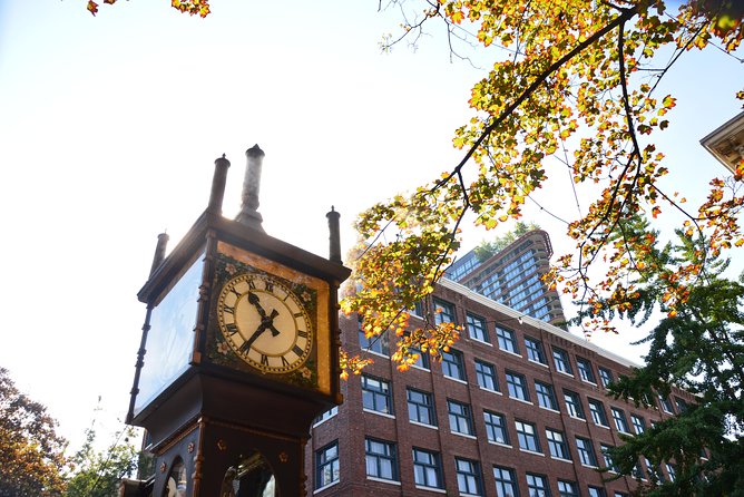 Photography & Hiking in Nature - Gastown after dark and the Steam clock effect