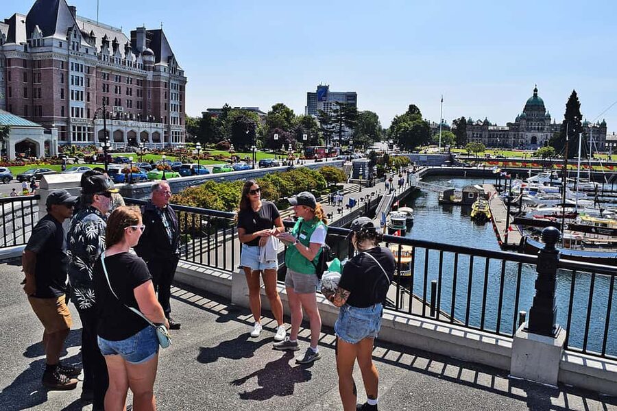 Pickle Pub Crawl: Ferry Rides and Appetizers - Guide energy, group size, and why the vibe matters