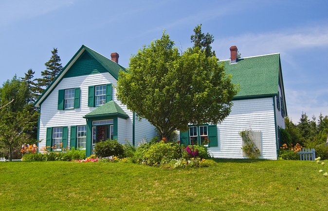 Prince Edward Island Premium Tour With Anne of Green Gables - Charlottetown narrated drive: St Dunstan’s Basilica to Queen Street