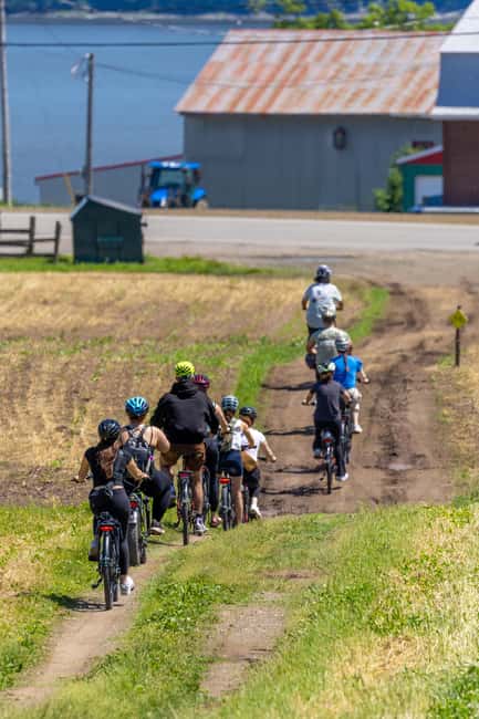 Quebec City: Electric Bike Rental on Ile d'Orléans - What to pack and how to dress for a shoulder-road ride