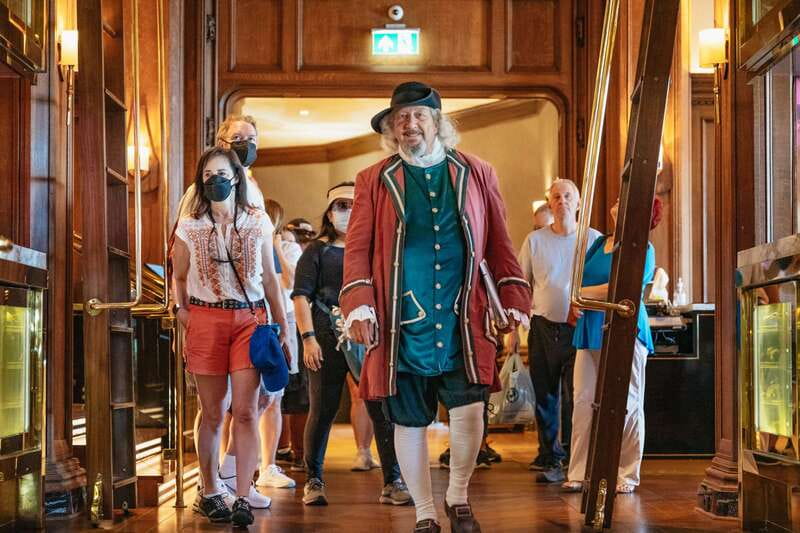 Quebec City: Guided Tour of Fairmont Le Château Frontenac - Group size, languages, and how to hear the guide