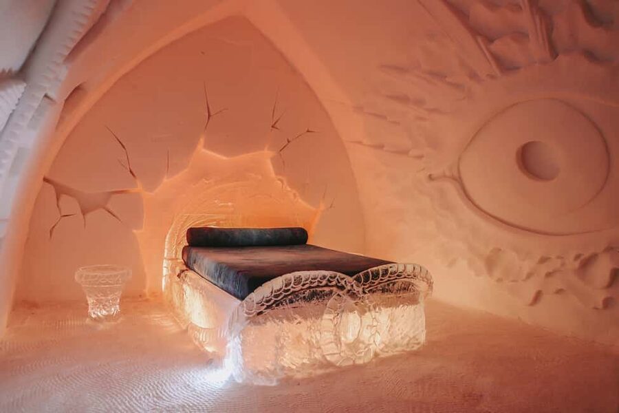 Quebec City: Hôtel de Glace (ice hotel) Overnight Experience - At 9:00 pm, the night shift begins in your ice suite