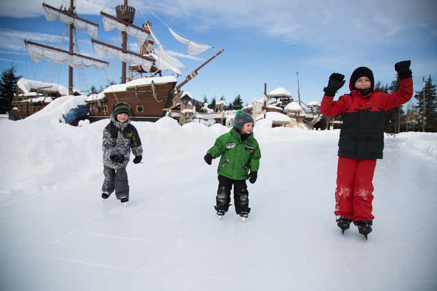Quebec City: Snow Tubing at Village Vacances Valcartier - What to bring: warm clothes that actually work on a tube