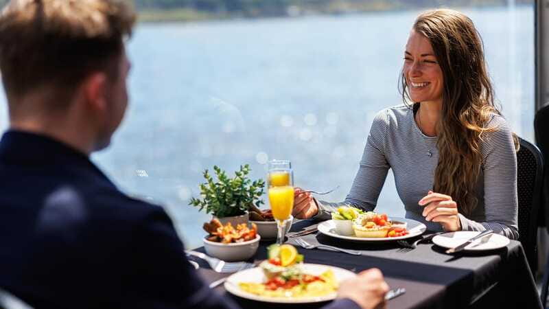 Québec City: Weekend River Brunch Cruise - The bilingual costumed guide: what to listen for, not just watch