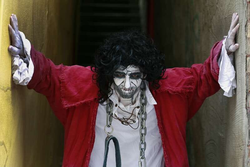 Quebec: Crimes of New France Animated Walking Tour - Entering Old Quebec with a criminal-turned-ghost guide