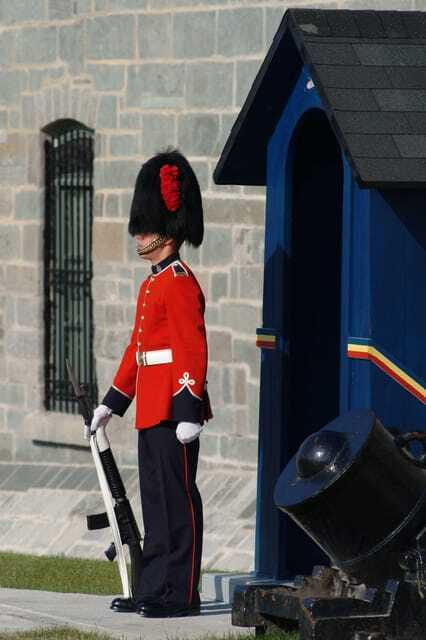 Quebec: La Citadelle de Québec Ticket and Guided Tour - Small-group format: better listening, less chaos