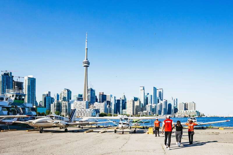 Toronto: City Sightseeing Helicopter Tour - Landmark moments you can plan around: CN Tower, Rogers Centre, aquarium