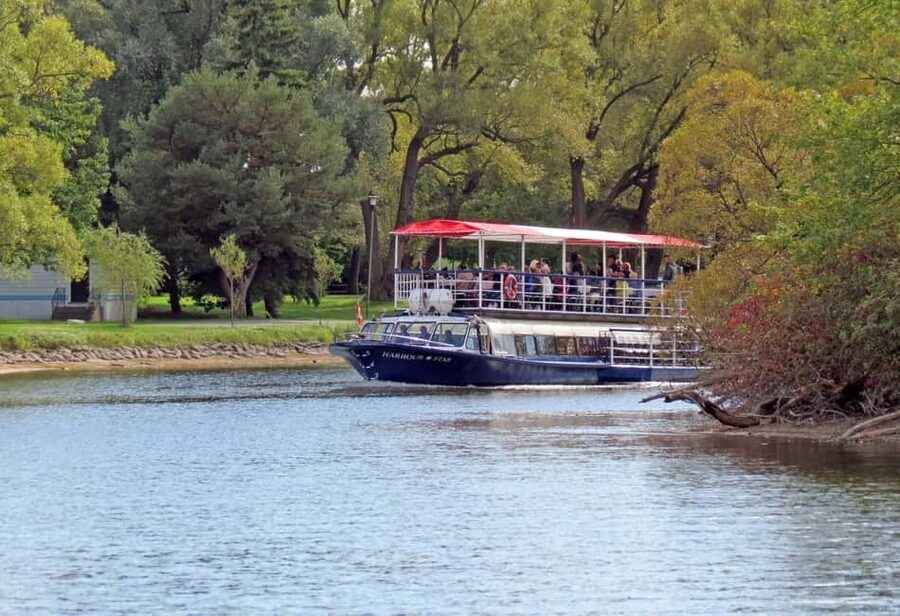 Toronto: Guided Harbour and Islands Sightseeing Cruise - CN Tower and Downtown Photos Without the Headaches