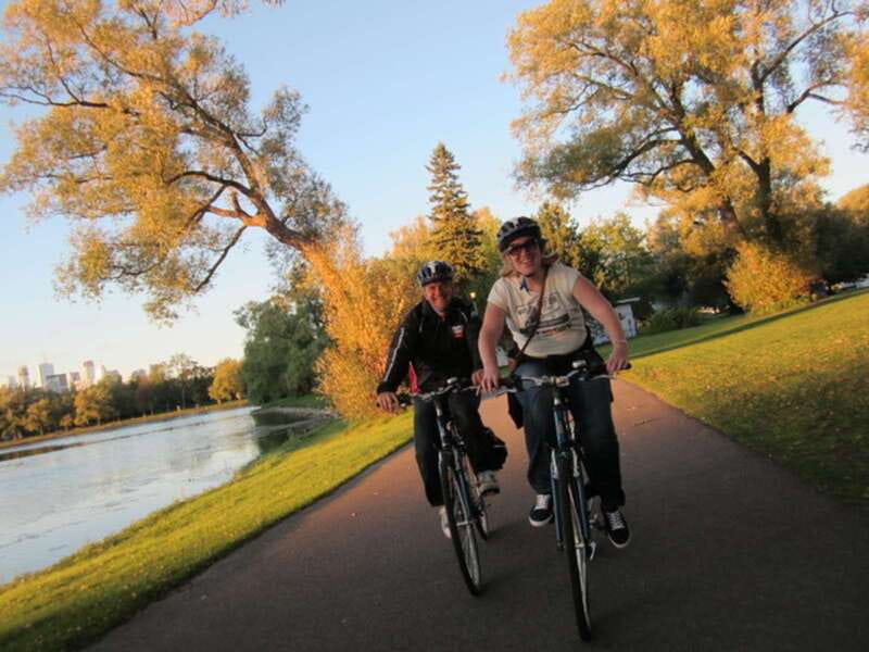 Toronto Islands: Morning or Twilight 3.5-Hour Bike Tour - Gibraltar Point Lighthouse: The Photo Stop With a Purpose
