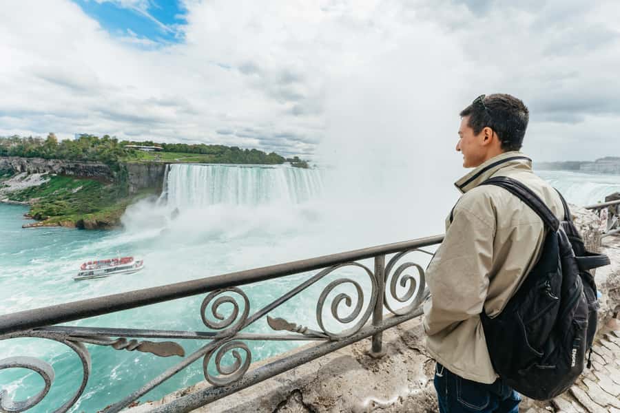 Toronto: Niagara Day Tour w/ Niagara on the Lake & Boat Ride - Voyage to the Falls boat cruise (or Skylon Tower in winter months)