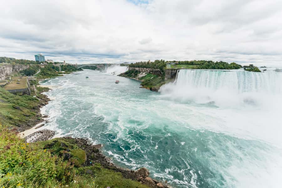 Toronto: Niagara Day Tour w/ Niagara on the Lake & Boat Ride - Niagara-on-the-Lake: the 45-minute Old Town taste test
