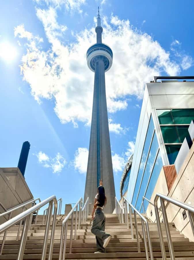 Toronto – Private 2-Hour Photoshoot with a Pro Photographer - Starting at Nathan Phillips Square and building your photo route