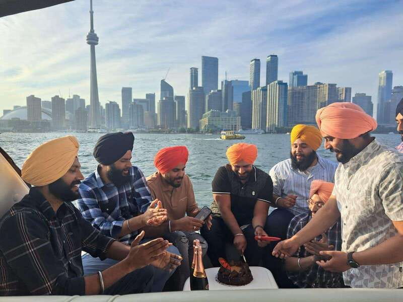 Toronto: Private Luxury Yacht Sightseeing Cruise & Prosecco - From Harbourfront to the Toronto Islands, the best sights on the route