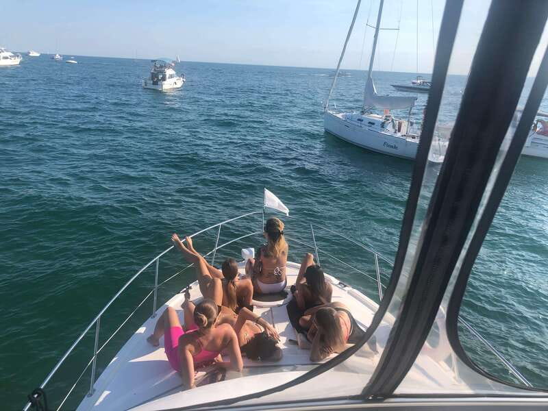 Toronto: Private Luxury Yacht Sightseeing Cruise & Prosecco - Prosecco on the harbor: how the onboard drink experience works