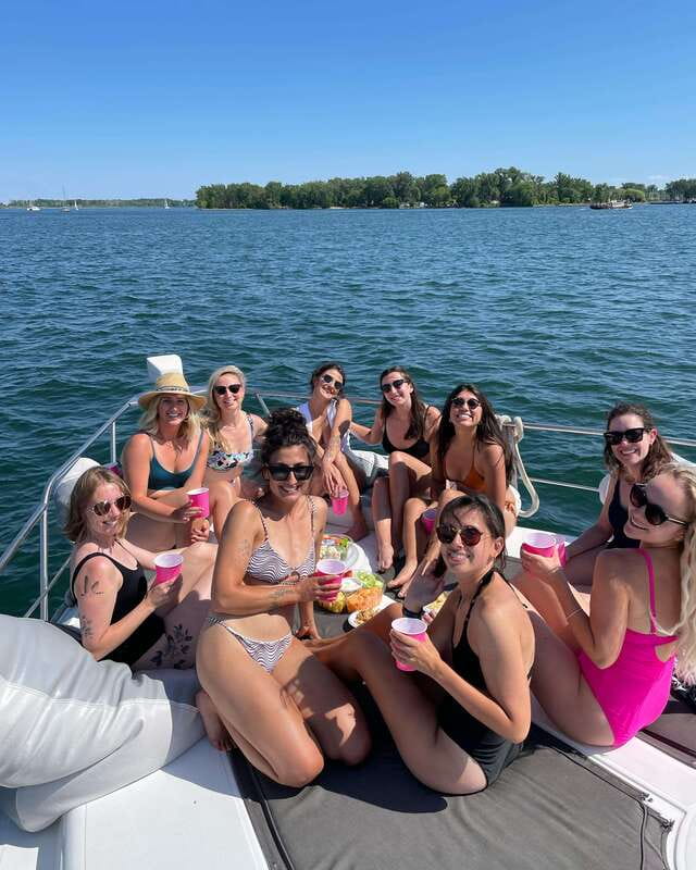 Toronto: Private Luxury Yacht Sightseeing Cruise & Prosecco - The timing: how the hour is structured