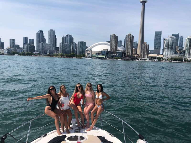 Toronto: Private Luxury Yacht Sightseeing Cruise & Prosecco - Boarding rules that keep things slip-free