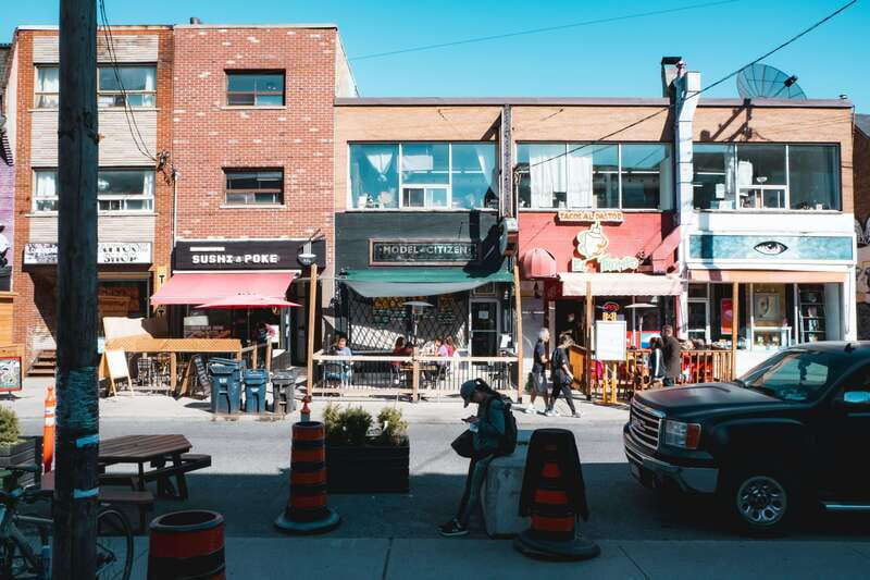 Toronto: Private Small Group City Tour with Local Guide - Pickup, guide, and small-group pace in the car